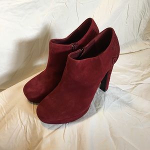 Gianni Bini Size 8 Red Embroidered platform heels